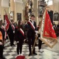 Na zdjęciu poczet sztandarowy składający się z uczniów szkoły z Przemętu. Poczet oddaje honory przed ołtarzem w kościele.