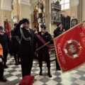 Na zdjęciu poczet sztandarowy Związku Ochotniczych Straży Pożarnych oddający honory przed ołtarzem w kościele.