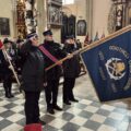 Na zdjęciu poczet sztandarowy Ochotniczej Straży Pożarnej w Mochach oddający honory przed ołtarzem w kościele.