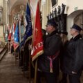 Na zdjęciu widoczne poczty sztandarowe podczas mszy.
