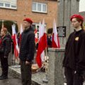 Na zdjęciu harcerze pełniący wartę przy pomniku.