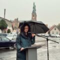 Na zdjęciu dyrektor GCKiB Agnieszka Klugiewicz podczas przemowy na rynku.