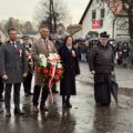 Na zdjęciu wójt Janusz Frąckowiak, zastępca Waldemar Kalitka, skarbnik Bożena Ćwiklińska oraz ksiądz Jarosław Kaczmarek podczas składania wiązanki pod pomnikiem na rynku. W tle reszta delegacji.