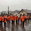 Na zdjęciu orkiestra dęta podczas grania na uroczystości odbywającej się na rynku.