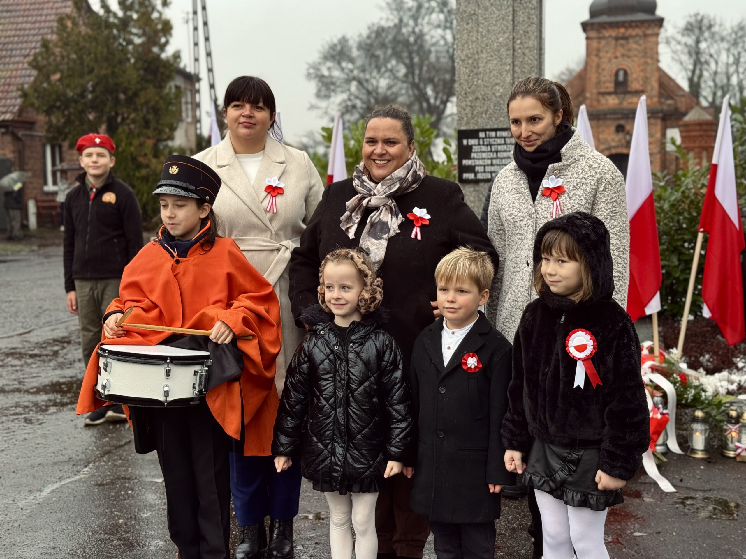 Na zdjęciu widoczne osoby uczestniczące w uroczystości na rynku.
