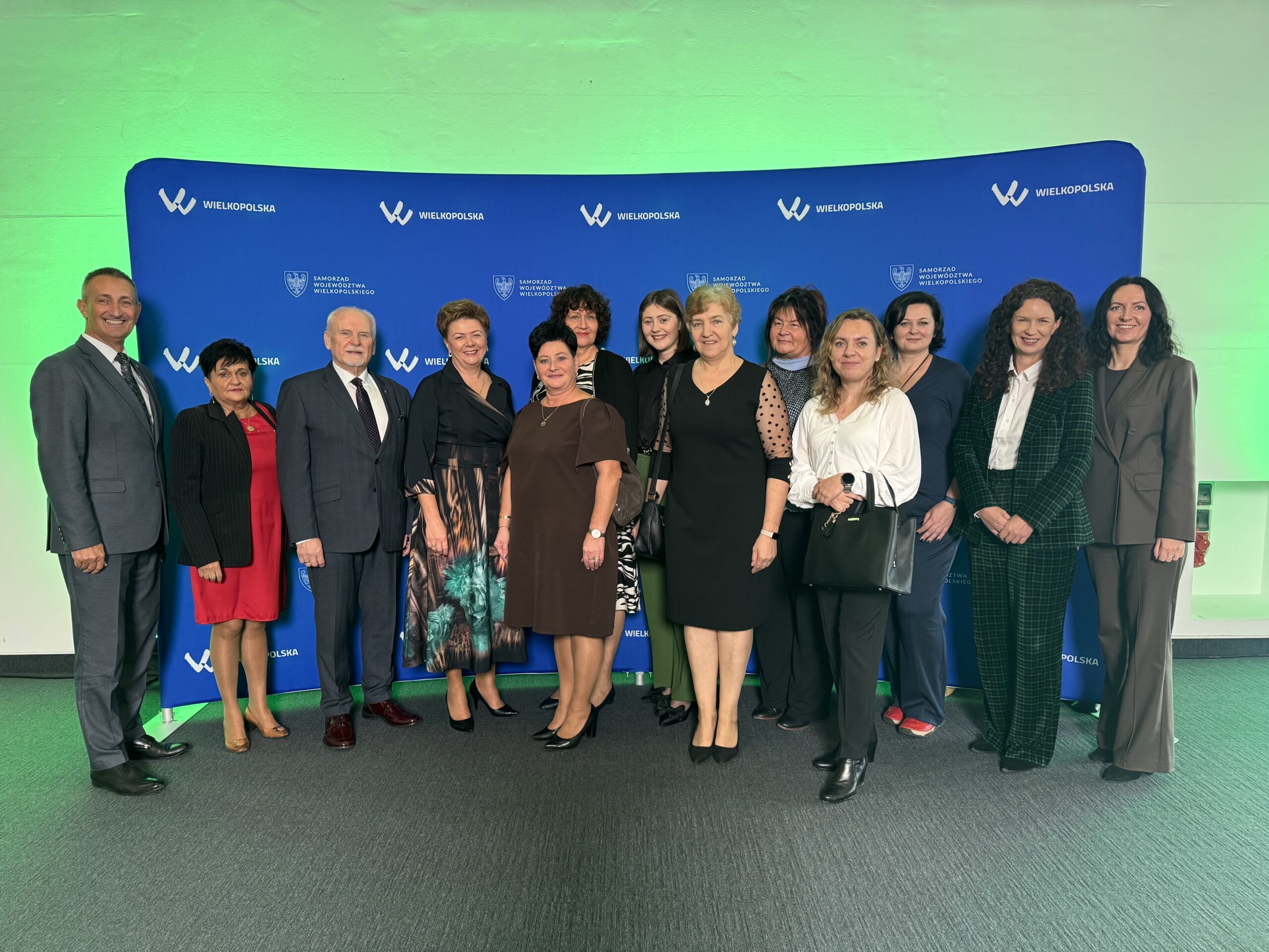 Grupowe zdjęcie, na którym znajdują się nagrodzeni z naszej gminy wraz z wójtem gminy Przemęt i kierownikiem wydziału promocji i turystyki Patrycją Pabich.