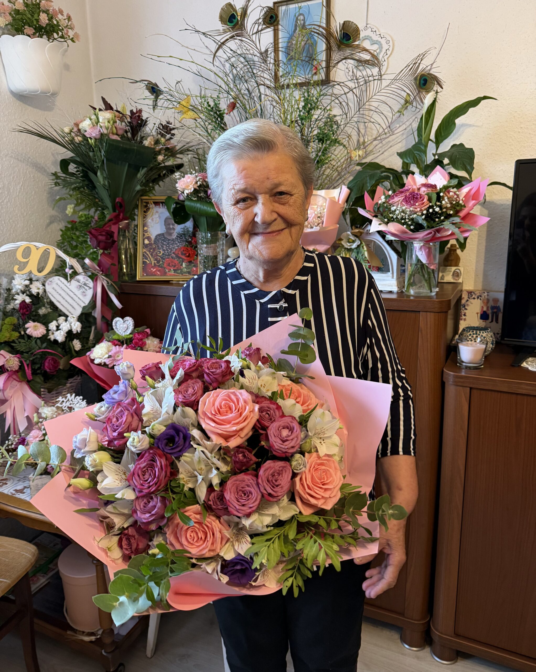 Na zdjęciu jubilatka pozuje z bukietem kwiatów.