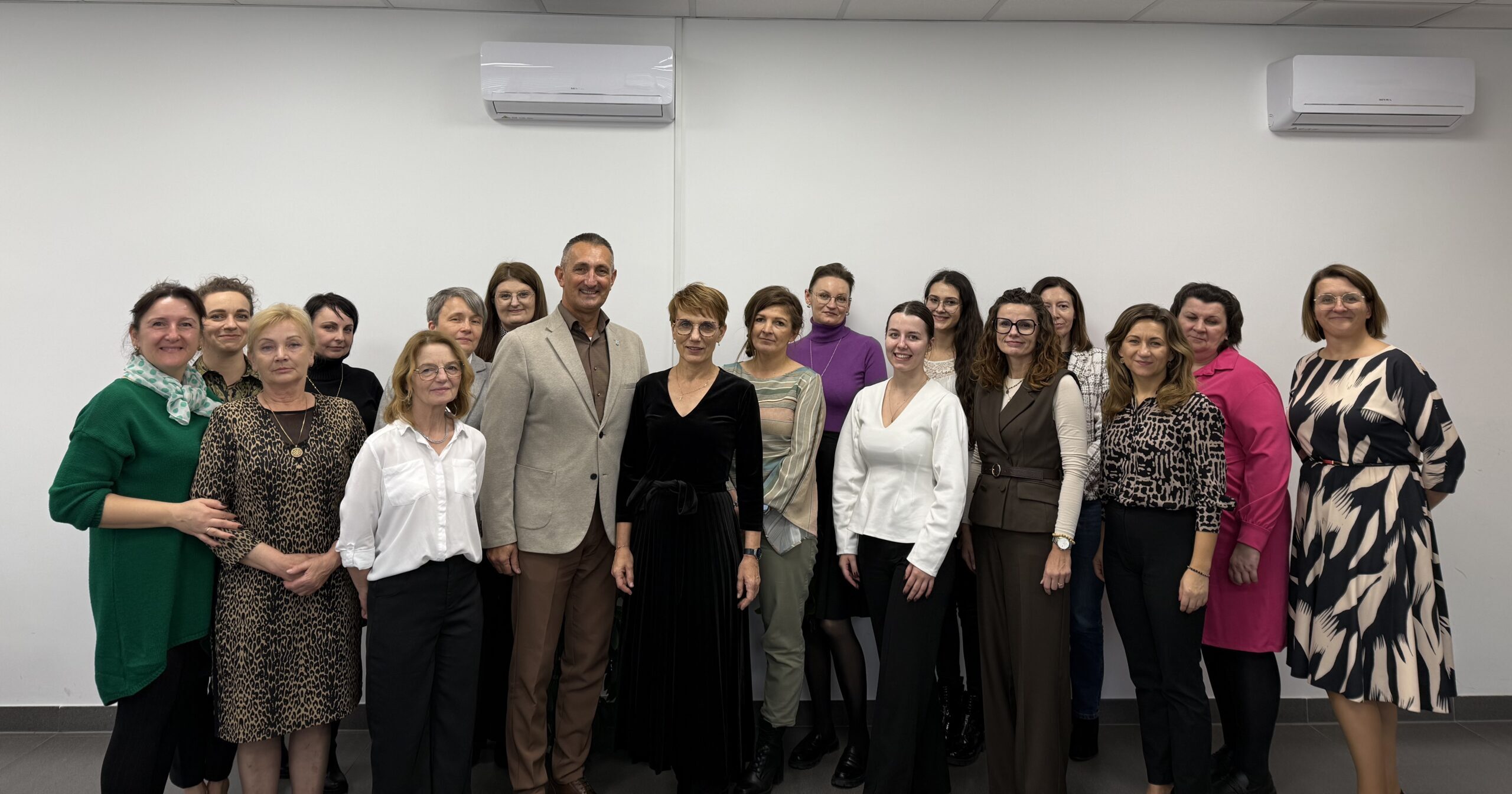 Grupowe zdjęcie, na którym znajdują się: wójt, dyrektor i pracownice GOPS-u.