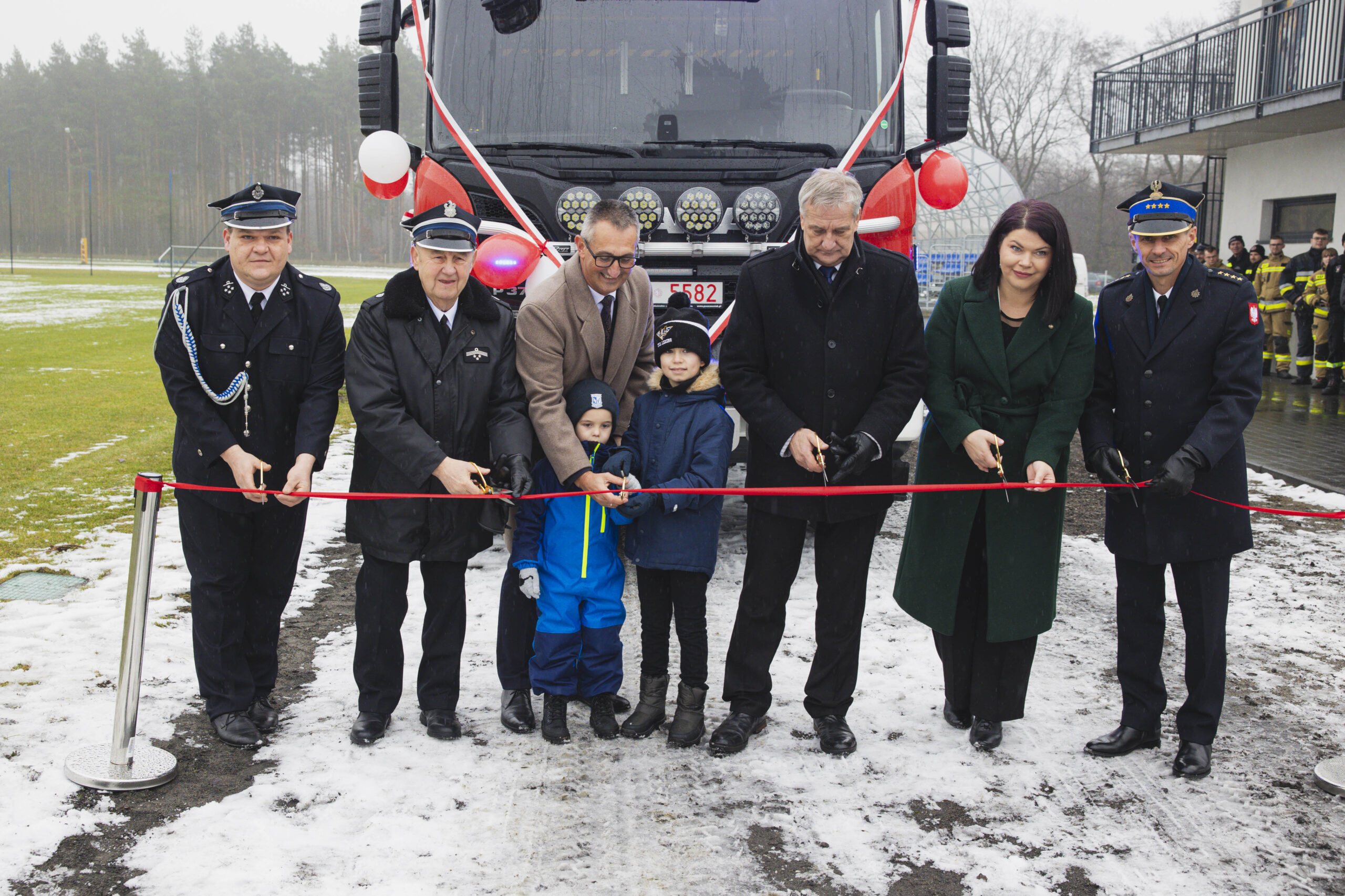Zdjęcie przedstawia uroczyste przecięcie wstęgi przez