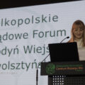 Na fotografii przewodnicząca KGW Honorata Jęsiek podczas przemowy na scenie.