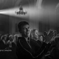 Na fotografii widoczne osoby będące na koncercie, które biją brawo.