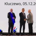 Na zdjęciu uchwycono moment, w którym radny sejmiku województwa wielkopolskiego Henryk Szymański składa gratulacje wójtowi gminy. Na fotografii także wicemarszałek Krzysztof Grabowski.