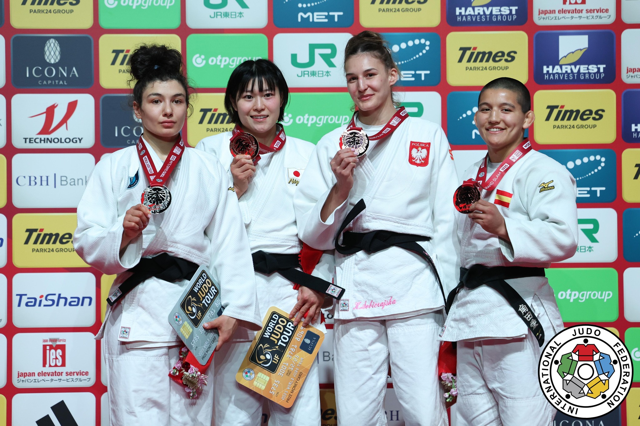 Na fotografii Katarzyna Sobierajska, która stoi na podium wraz z innymi trzema uczestnikami. Wszyscy pozują z medalami.