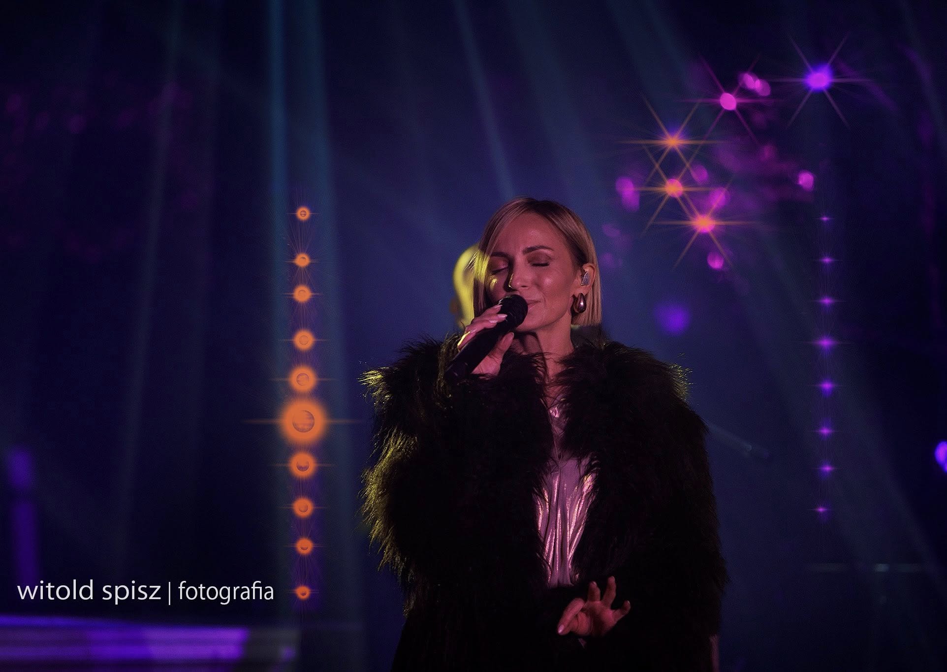 Na fotografii Ania Wyszkoni podczas występu.