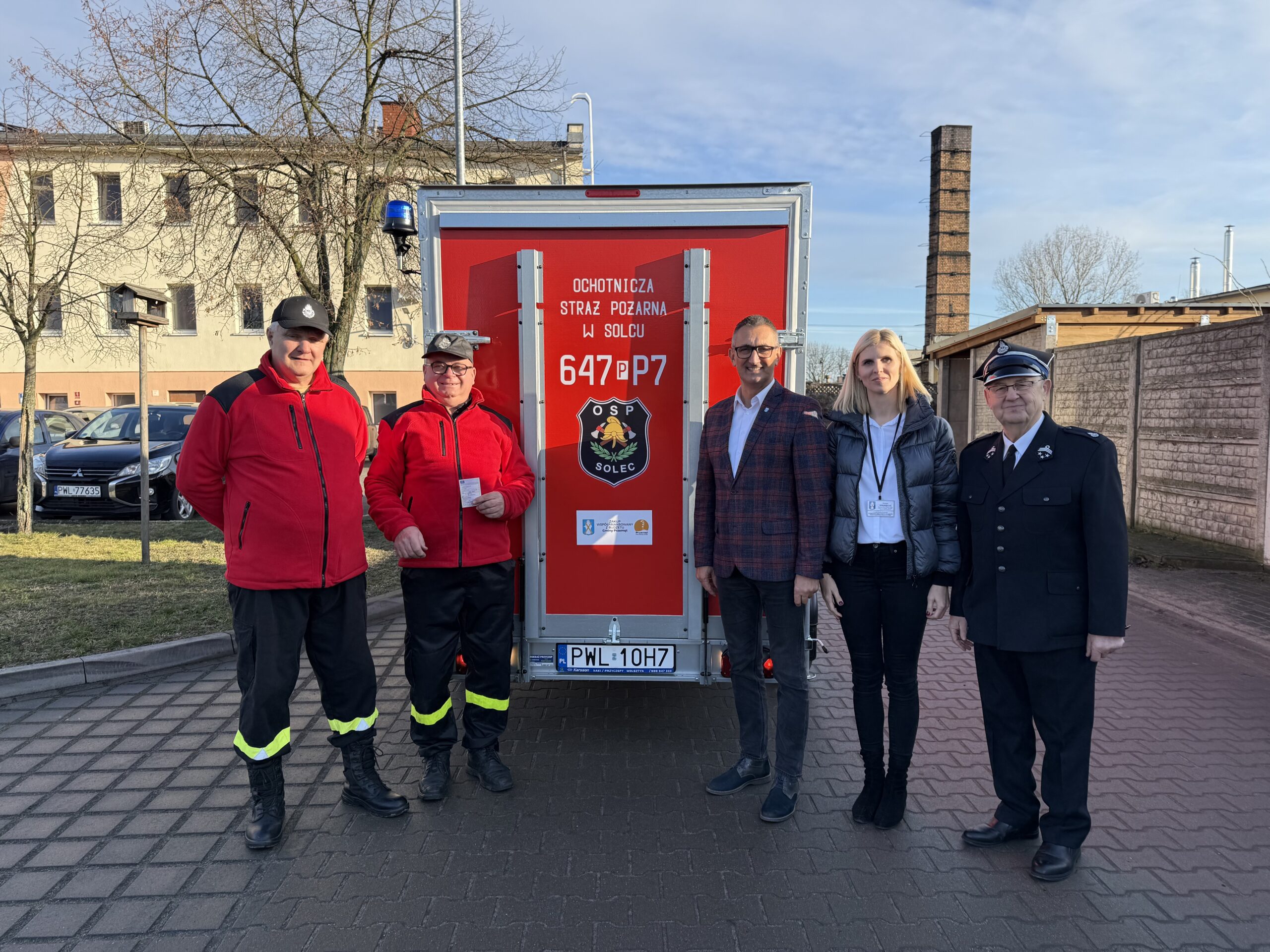 Na zdjęciu: wójt gminy Przemęt Janusz Frąckowiak, prezes Zarządu Oddziału Gminnego ZOSP RP w Przemęcie Józef Pauch, sołtys Solca Arkadiusz Kaczmarek, prezes jednostki Ireneusz Spławski oraz zastępca kierownika wydziału spraw obywatelskich Irena Mikołajczak. Wszyscy pozują na tle nowej przyczepki.