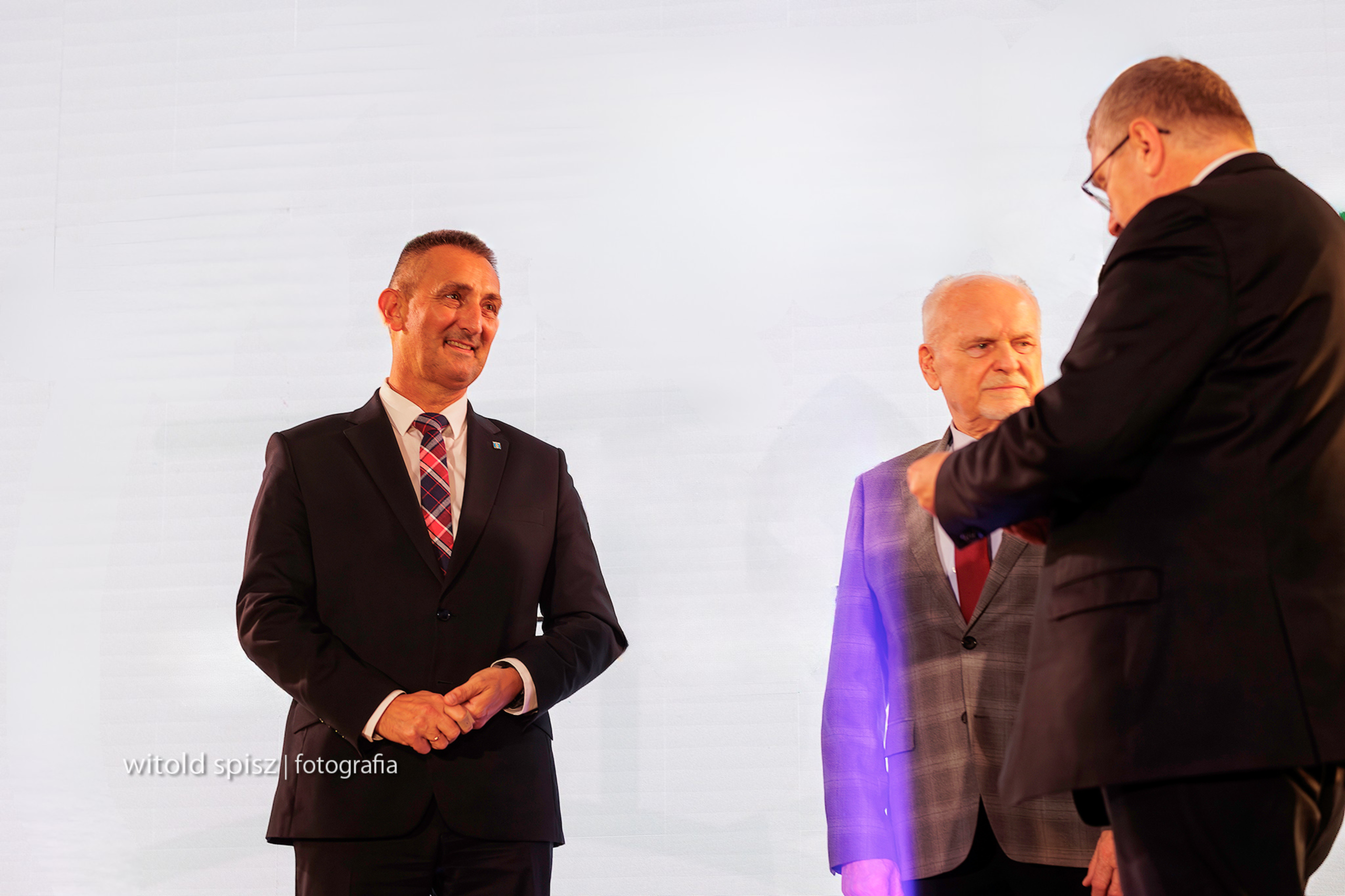 Na zdjęciu uchwycono moment, w którym wicemarszałek wręcza odznakę wójtowi gminy. Na fotografii widoczny także radny sejmiku województwa wielkopolskiego Henryk Szymański.