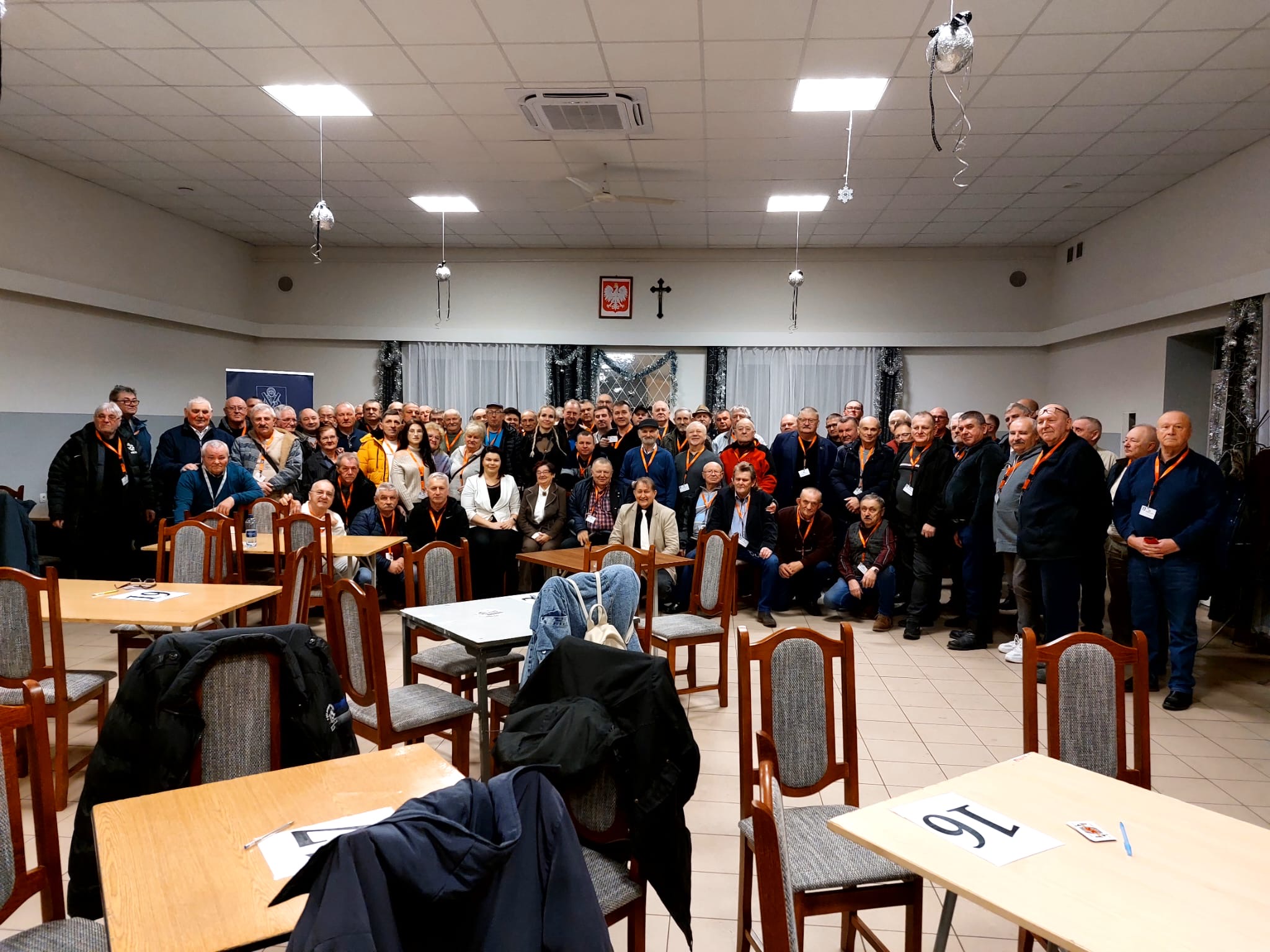 Grupowe zdjęcie osób obecnych na wydarzeniu.