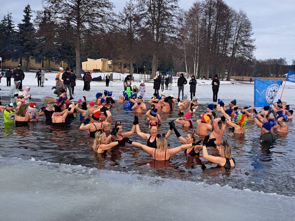 Na zdjęciu widoczne osoby podczas morsowania.
