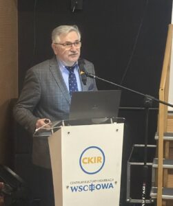 Na fotografii widoczny mężczyzna, który przemawia podczas wydarzenia.