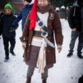 Na zdjęciu przebrana za pirata osoba.