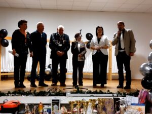 Na fotografii widoczni organizatorzy wydarzenia oraz przewodnicząca rady gminy. Prezes stowarzyszenia przemawia przez mikrofon.