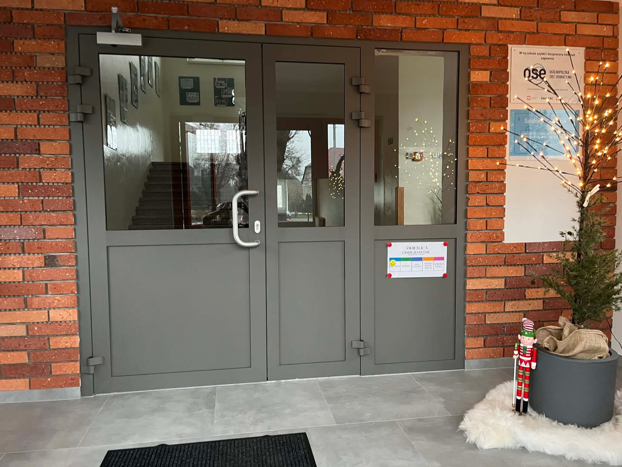 Na fotografii widoczne nowe drzwi.