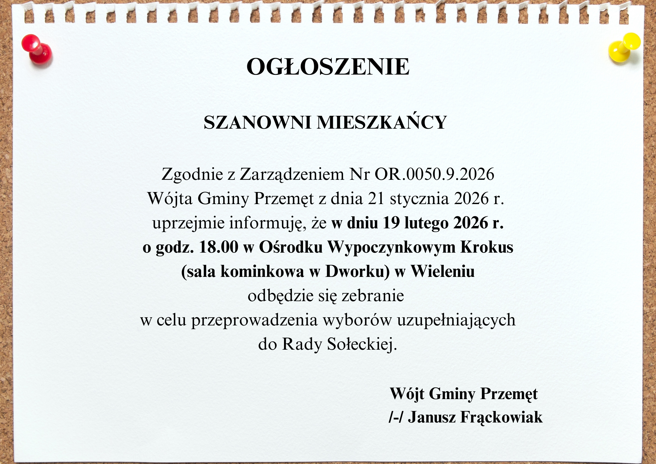 Grafika przedstawia tablicę korkową, na której przyczepiona jest biała kartka z informacją: " OGŁOSZENIE SZANOWNI MIESZKAŃCY Zgodnie z Zarządzeniem Nr OR.0050.9.2026 Wójta Gminy Przemęt z dnia 21 stycznia 2026r. uprzejmie informuję, że w dniu 19 lutego 2026 r. o godz. 18.00 w Ośrodku Wypoczynkowym Krokus (SALA KOMINKOWA W DWORKU) w Wieleniu odbędzie się zebranie w celu przeprowadzenia wyborów uzupełniających do Rady Sołeckiej. Wójt Gminy Przemęt /-/ Janusz Frąckowiak".