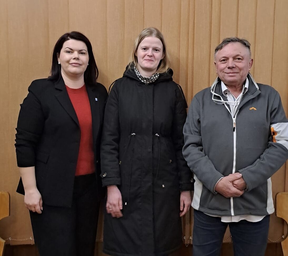 Na fotografii przewodnicząca rady gminy Przemęt Monika Maćkowiak, nowy członek rady sołeckiej pani Beata Wojtkowiak oraz sołtys Wielenia Romuald Gralak.