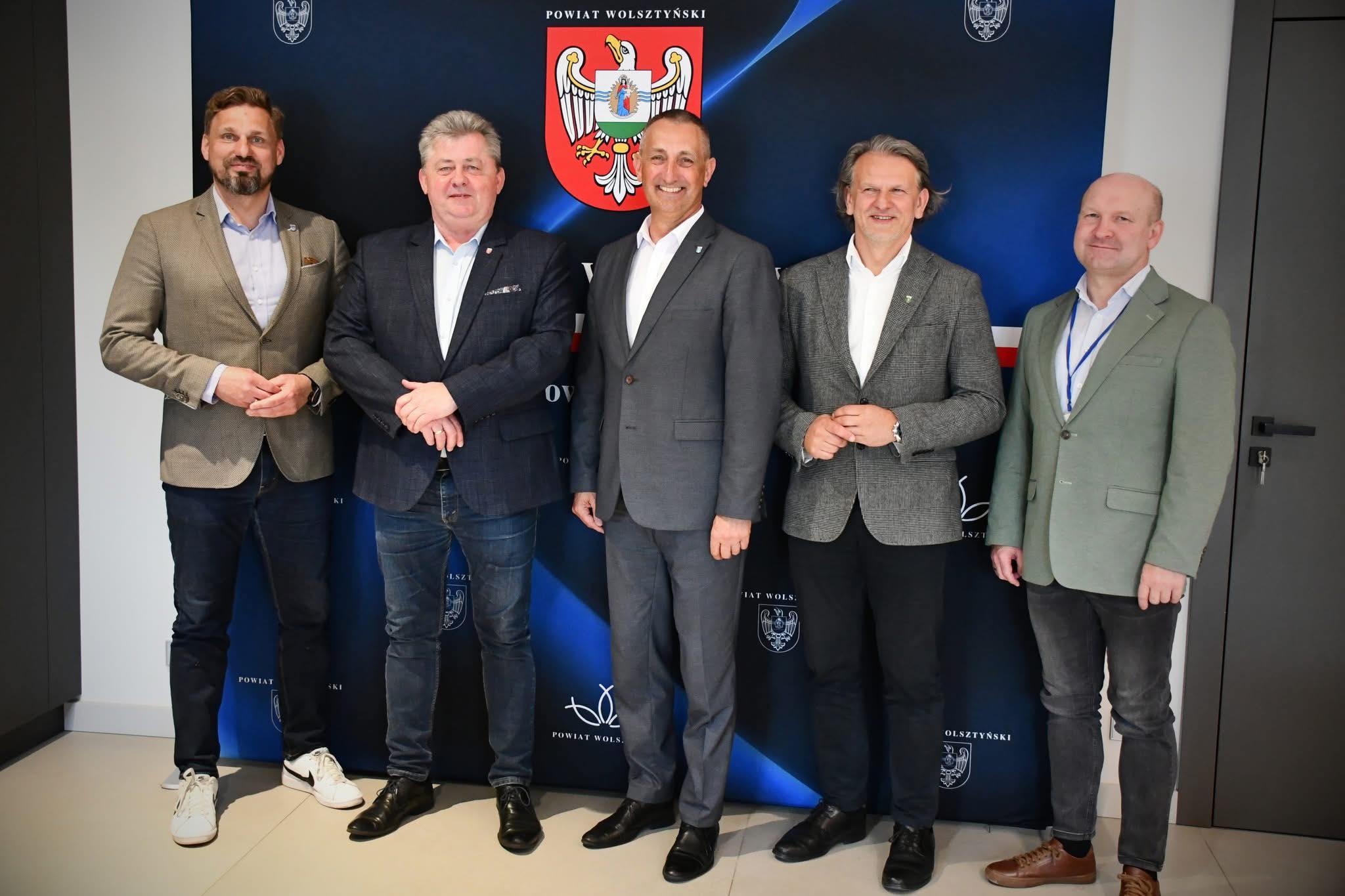 Na fotografii wójt Janusz Frąckowiak, wójt Artur Walczak-Mortezaei, burmistrz Dominik Tomiak oraz starosta Jacek Skrobisz i wicestarosta Mariusz Silski.