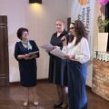Zdjęcie przedstawia komisję, która odczytuje wyniki konkursu.