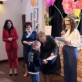Na zdjęciu jedna z pań wręcza chłopcu dyplom.